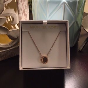 💌 Michael Kors Logo necklace